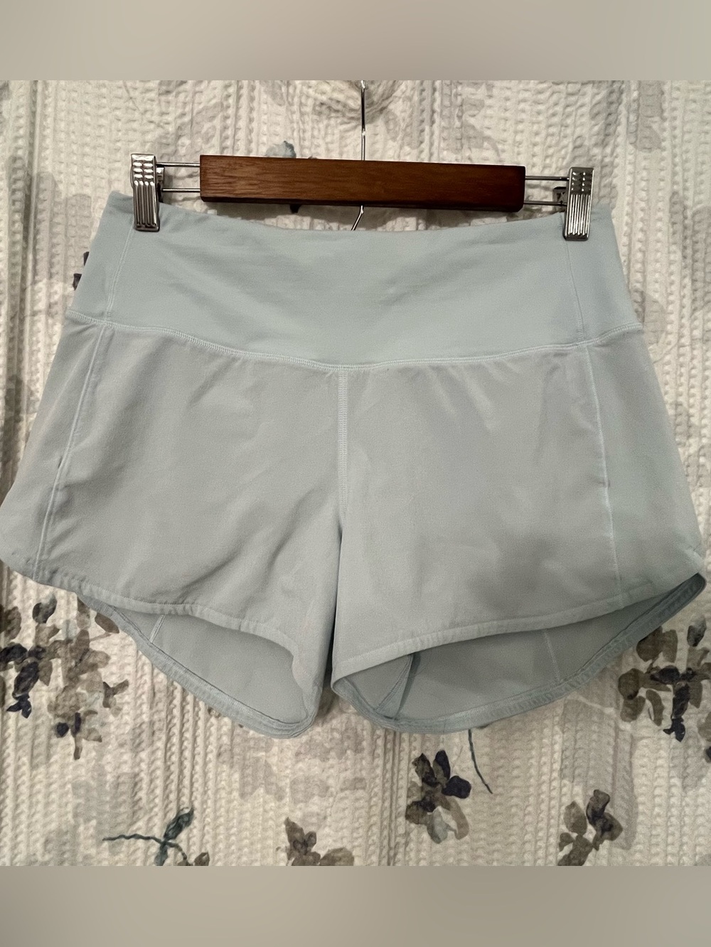 Lululemon Women’s Light Pastel Blue Speed Up Short. Size 6